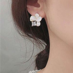 Light pink flower stud earrings A783